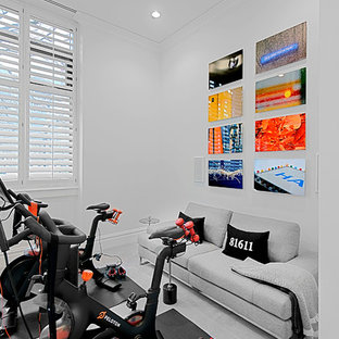 Ispirazione per una palestra multiuso minimalista di medie dimensioni con pareti grigie, moquette e pavimento grigio