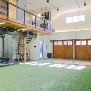 Esempio di una grande palestra multiuso rustica con pareti grigie