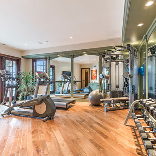 Idee per una grande sala pesi contemporanea con pareti beige e pavimento in legno massello medio