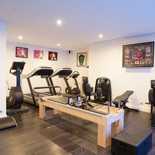 Ispirazione per una grande palestra multiuso minimal con pareti bianche e parquet scuro