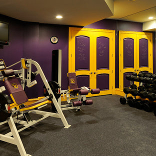 Klassischer Fitnessraum mit lila Wandfarbe und grauem Boden in Washington, D.C.