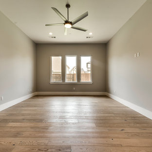 Idee per una palestra multiuso chic di medie dimensioni con pareti grigie, pavimento in legno massello medio e pavimento beige