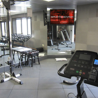 Idee per una palestra multiuso tradizionale di medie dimensioni con pareti grigie, pavimento in linoleum e pavimento grigio