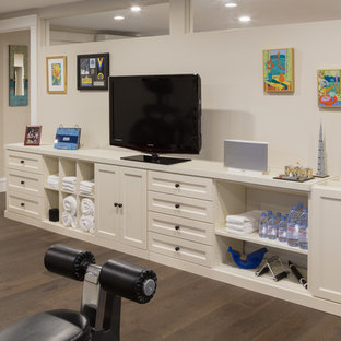 Esempio di una grande palestra multiuso classica con pareti beige, pavimento marrone e pavimento in legno massello medio