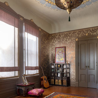 Immagine di uno studio yoga mediterraneo di medie dimensioni con pareti multicolore, pavimento in sughero e pavimento marrone
