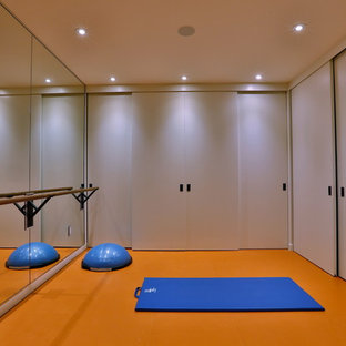 Foto di un piccolo studio yoga minimalista con pareti bianche