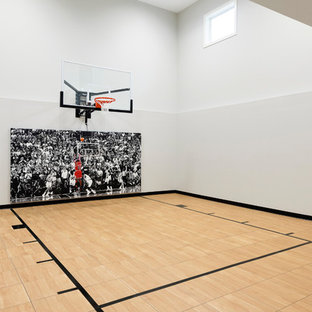 Foto di un grande campo sportivo coperto chic con pareti grigie, pavimento in vinile e pavimento beige
