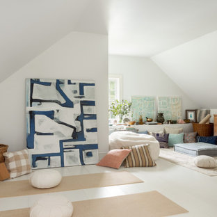 Immagine di uno studio yoga country con pareti bianche, pavimento in legno verniciato e pavimento bianco
