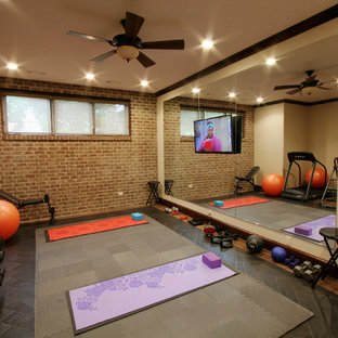 Idee per uno studio yoga chic con pareti beige e pavimento con piastrelle in ceramica