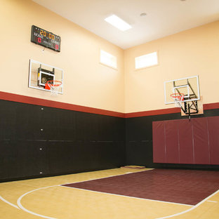 Esempio di un campo sportivo coperto tradizionale con pareti multicolore
