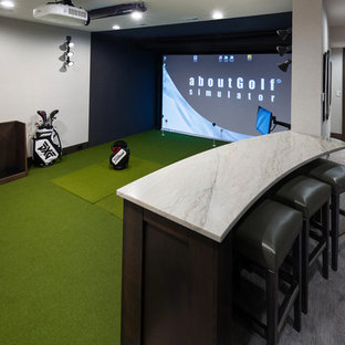 Idee per una grande palestra multiuso classica con pareti grigie, moquette e pavimento verde