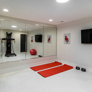 Immagine di una palestra multiuso classica di medie dimensioni con pareti beige, pavimento con piastrelle in ceramica e pavimento bianco