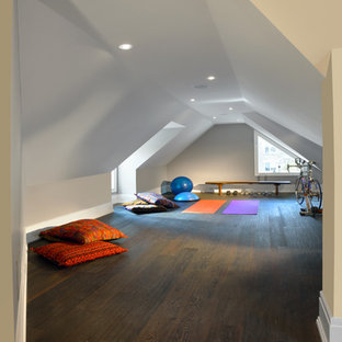 Esempio di uno studio yoga tradizionale di medie dimensioni con pareti bianche e parquet scuro