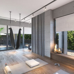 Ispirazione per un grande studio yoga contemporaneo con pareti grigie, parquet chiaro e pavimento marrone