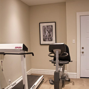 Ispirazione per una palestra multiuso american style di medie dimensioni con pareti beige, moquette e pavimento beige