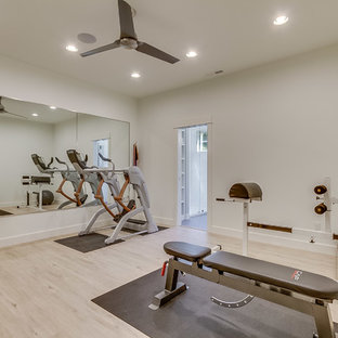 Ispirazione per una sala pesi american style con pareti grigie, pavimento in linoleum e pavimento beige