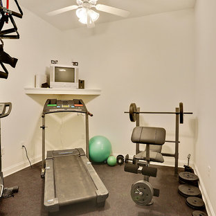 Multifunktionaler, Kleiner Maritimer Fitnessraum mit weißer Wandfarbe in New Orleans