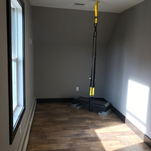 Idee per una piccola palestra multiuso stile rurale con pareti grigie, pavimento in legno massello medio e pavimento marrone
