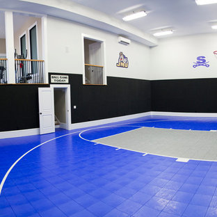 Ispirazione per un ampio campo sportivo coperto tradizionale con pareti multicolore, pavimento blu e pavimento in vinile