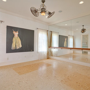 Ispirazione per una grande palestra in casa mediterranea con pareti bianche e pavimento beige