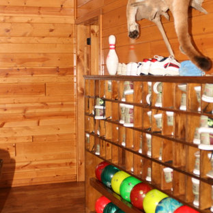 Idee per una palestra multiuso stile rurale di medie dimensioni con pareti marroni, pavimento in legno massello medio e pavimento marrone