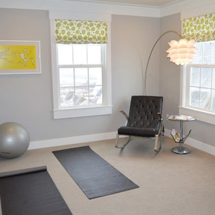 Multifunktionaler, Mittelgroßer Retro Fitnessraum mit grauer Wandfarbe und Teppichboden in Salt Lake City
