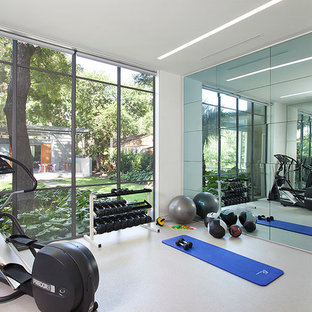 Multifunktionaler Mid-Century Fitnessraum mit weißer Wandfarbe in Austin