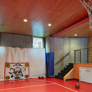 Idee per un campo sportivo coperto minimal con pavimento rosso