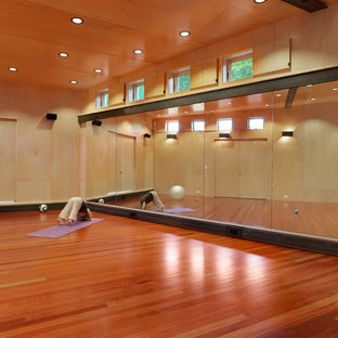 Großer Uriger Yogaraum mit dunklem Holzboden und beiger Wandfarbe in Burlington