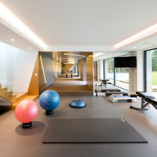 Idee per un'ampia palestra multiuso minimal con pavimento grigio