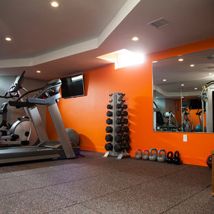 Multifunktionaler, Mittelgroßer Moderner Fitnessraum mit oranger Wandfarbe in Boston