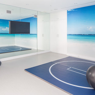 Maritimer Fitnessraum mit weißer Wandfarbe und grauem Boden in Orange County