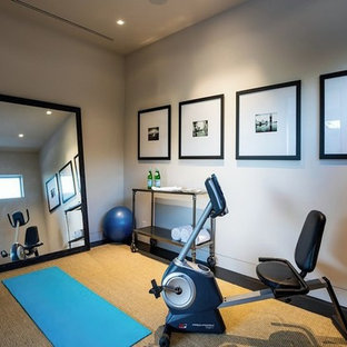 Mittelgroßer Moderner Yogaraum mit weißer Wandfarbe und dunklem Holzboden in Los Angeles