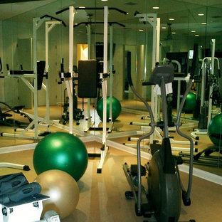Ispirazione per una grande palestra in casa moderna con pareti beige e pavimento in linoleum