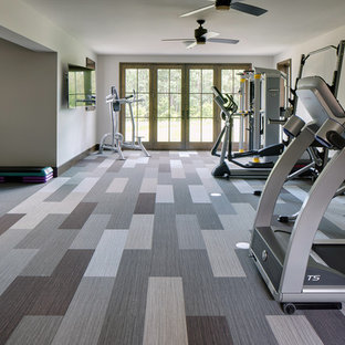 Esempio di una grande palestra multiuso bohémian con pareti beige, moquette e pavimento multicolore
