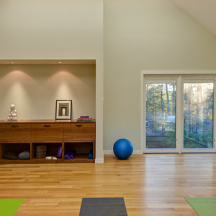 Idee per un grande studio yoga minimalista con pareti grigie e parquet chiaro