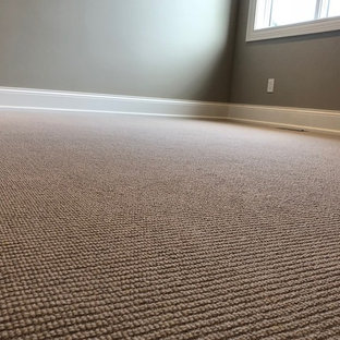 Esempio di una palestra in casa country con pareti beige, moquette e pavimento beige
