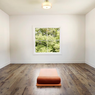 Esempio di uno studio yoga country di medie dimensioni con pareti bianche e pavimento in legno massello medio