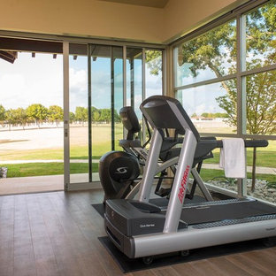 Multifunktionaler, Mittelgroßer Mid-Century Fitnessraum mit beiger Wandfarbe und Porzellan-Bodenfliesen in Austin