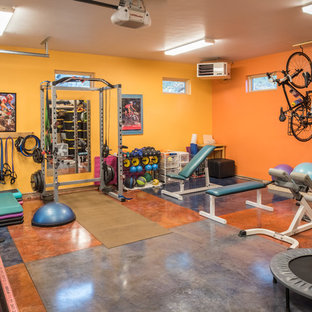 Multifunktionaler Moderner Fitnessraum mit bunten Wänden, Betonboden und buntem Boden in Sonstige