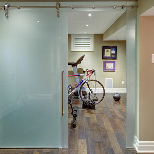 Idee per una palestra multiuso moderna di medie dimensioni con pareti beige e parquet scuro