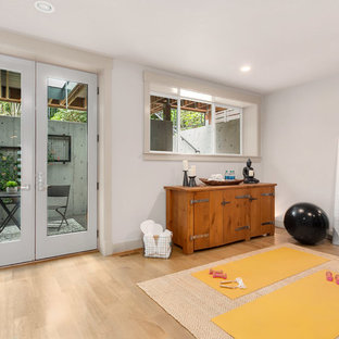 Esempio di uno studio yoga moderno di medie dimensioni con pareti grigie e parquet chiaro