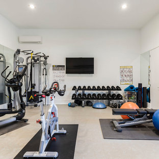 Multifunktionaler, Mittelgroßer Moderner Fitnessraum mit weißer Wandfarbe und grauem Boden in Orlando