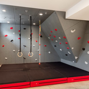 Großer Moderner Fitnessraum mit Kletterwand, weißer Wandfarbe, Betonboden und beigem Boden in Providence