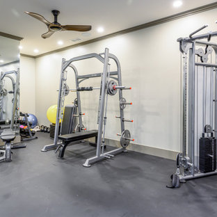 Immagine di una palestra multiuso moderna di medie dimensioni con pareti grigie e pavimento grigio
