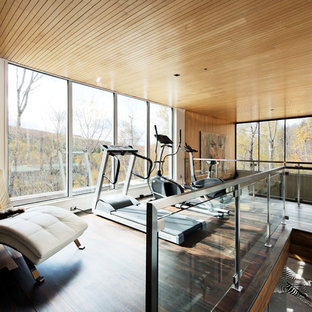 Foto di una palestra in casa minimal con pareti beige, parquet scuro e pavimento marrone