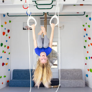 Immagine di una piccola parete da arrampicata moderna con pareti bianche e pavimento grigio