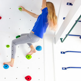 Esempio di una piccola parete da arrampicata moderna con pareti bianche e pavimento grigio