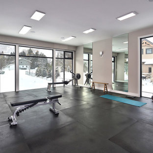 Ispirazione per una grande palestra multiuso contemporanea con pareti grigie e pavimento nero