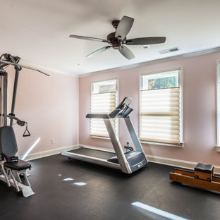 Multifunktionaler, Kleiner Uriger Fitnessraum mit rosa Wandfarbe und schwarzem Boden in Atlanta